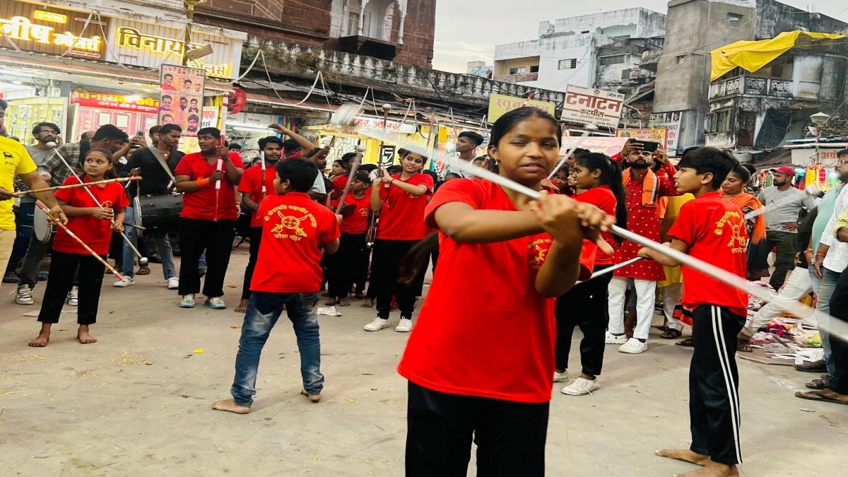Dussehra 2024: विजयदशमी सत्य के महापर्व पर बेटियों ने किया शस्त्रों का प्रदर्शन, देखते रह गए राहगीर