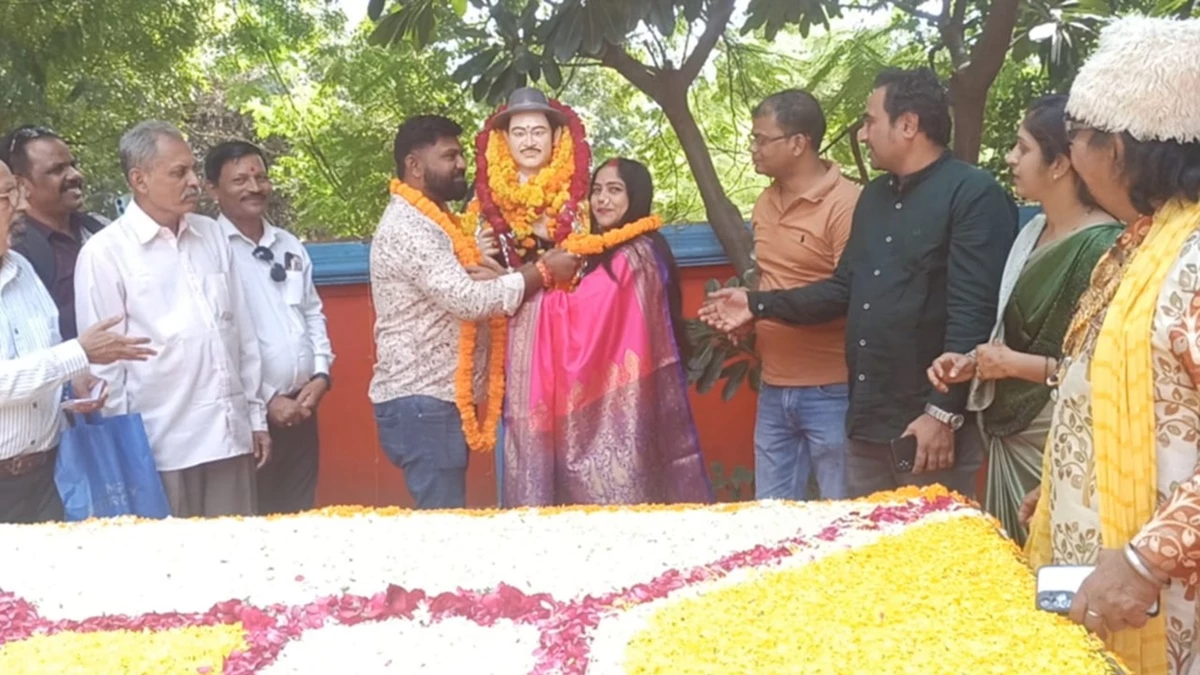खंडवा में किशोर कुमार की समाधि के फेरे लेकर नागपुर के जोड़े ने एक-दूसरे को पहनाई वरमाला