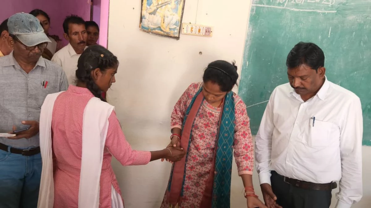 MP में पीएम श्री कन्या विद्यालय में प्राचार्य की बर्बरता! मामूली गलती पर छात्राओं की बेरहम पिटाई... 3 बेहोश, एक का टूटा हाथ
