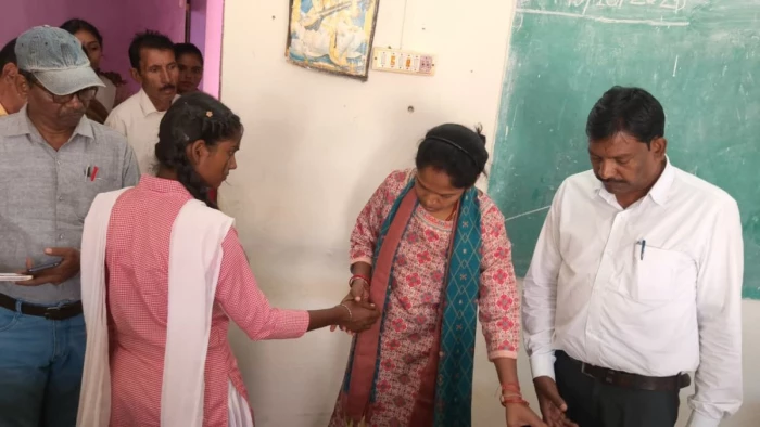 MP में पीएम श्री कन्या विद्यालय में प्राचार्य की बर्बरता! मामूली गलती पर छात्राओं की बेरहम पिटाई... 3 बेहोश, एक का टूटा हाथ
