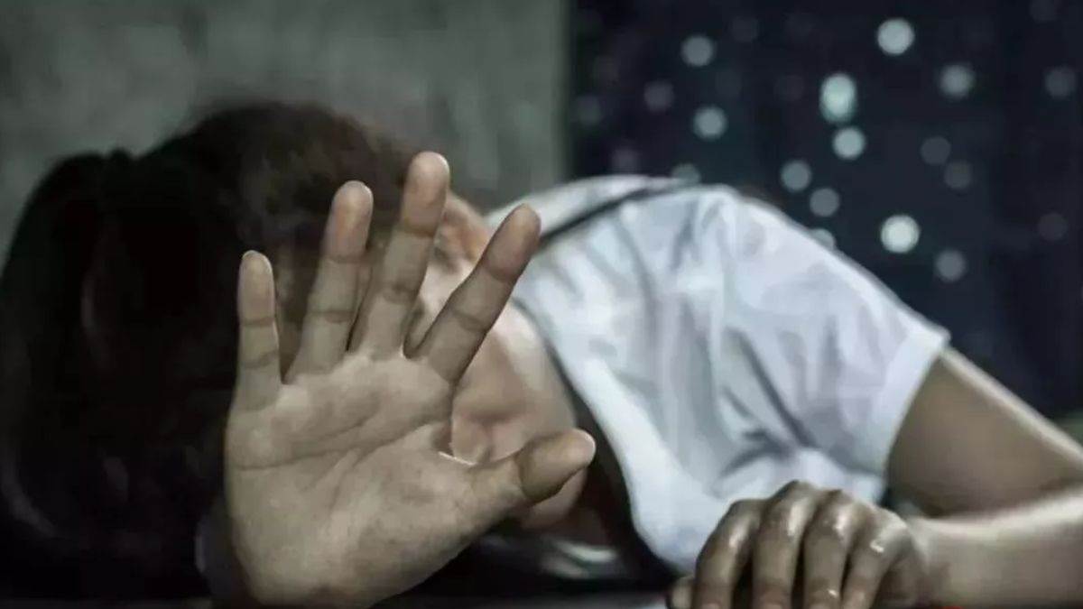 UP Crime: आधी रात बुलाकर प्रेमी ने की हैवानियत, दुष्कर्म के बाद गला मरोड़कर की निर्मम हत्या