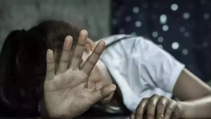 UP Crime: आधी रात बुलाकर प्रेमी ने की हैवानियत, दुष्कर्म के बाद गला मरोड़कर की निर्मम हत्या