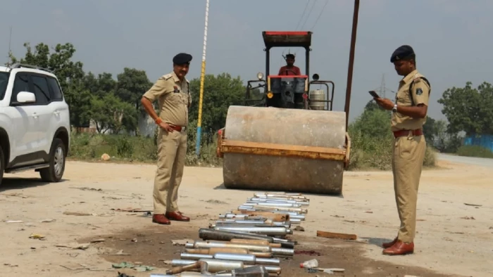 कांकेर पुलिस का बड़ा एक्शन, 75 मॉडिफाइड साइलेंसर पर रोड रोलर चलाकर तोड़े