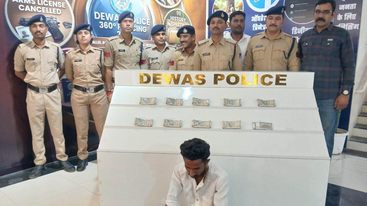 देवास पुलिस ने जामताड़ा से साइबर ठग गिरफ्तार किया, 5 लाख जब्त