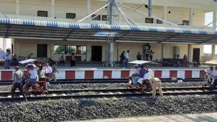 इंदौर-दाहोद रेल परियोजना : धार-पीथमपुर रेलखंड पर सीआरएस निरीक्षण की तैयारी तेज, 6 घंटे चला ट्रॉली निरीक्षण