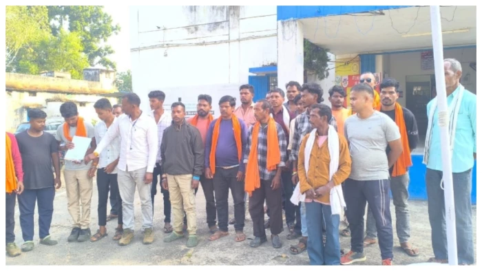 सरगुजा के मुटकी गांव में मतांतरण और अवैध कब्जे पर भारी बवाल, सरपंच के नेतृत्व में थाने पहुंचे ग्रामीण