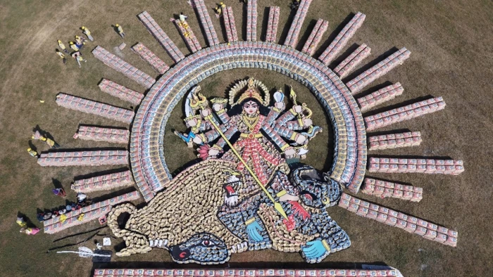 Navratri 2026: कटनी में 15 हजार सीमेंट की बोरियों से तैयार की मां दुर्गा की कलाकृति