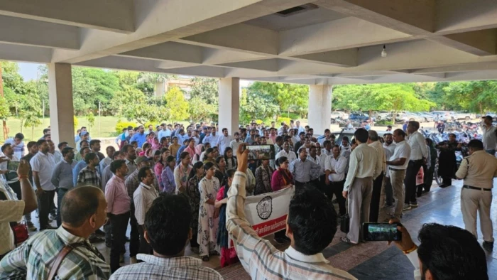 एमपी में पटवारियों का आंदोलन स्थगित! सीएम के आश्वासन के बाद काम पर लौटे, 27 को होगी महापंचायत