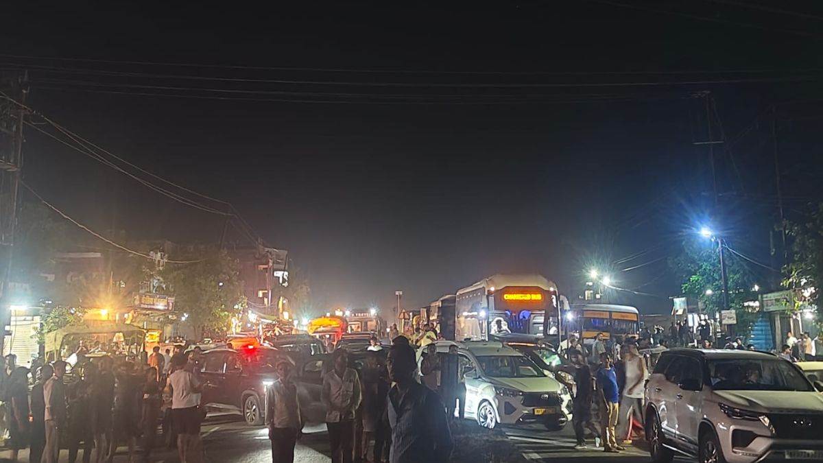इंदौर-भोपाल हाईवे पर रात में चक्काजाम! बिजली कटौती से भड़के कोठरी के ग्रामीण, 2-2 किमी लगी कतारें