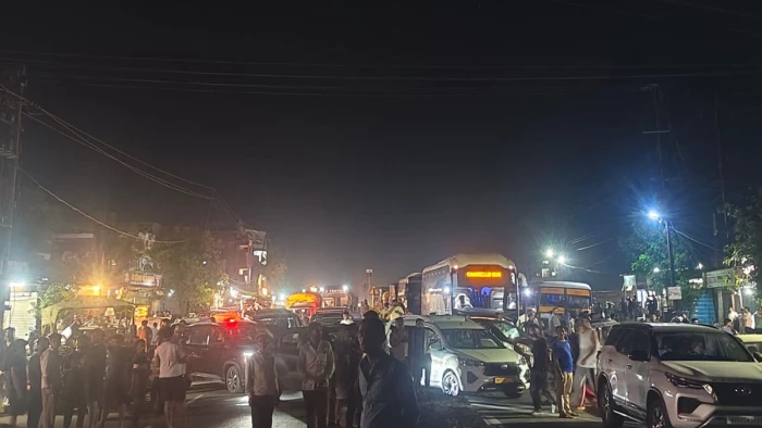 इंदौर-भोपाल हाईवे पर रात में चक्काजाम! बिजली कटौती से भड़के कोठरी के ग्रामीण, 2-2 किमी लगी कतारें