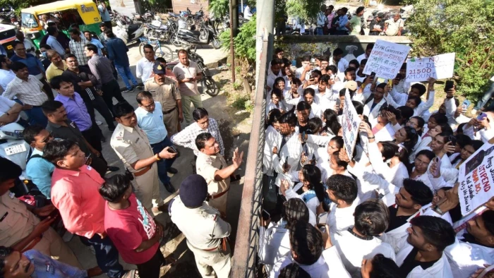 उज्जैन में स्टाइपेंड की मांग पर आयुर्वेद इंटर्न का हल्ला बोल, अस्पताल पर जड़ा ताला, छह घंटे बंद रही मरीजों की एंट्री