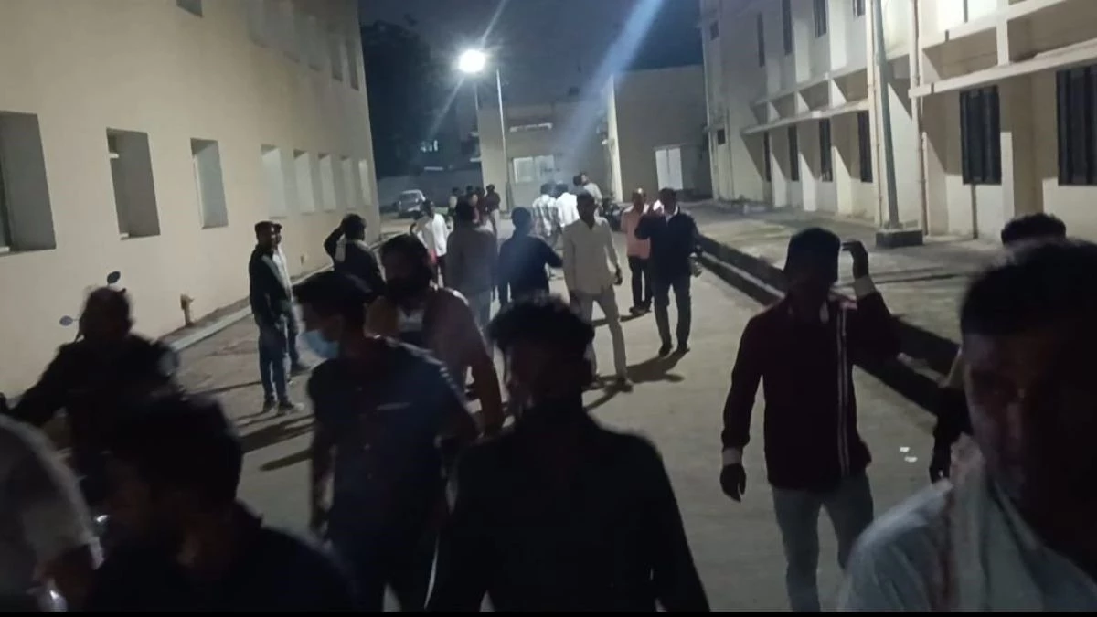MP के खंडवा जिला अस्पताल में युवती को छेड़ा, भीड़ ने की युवकों की पिटाई, दो घंटे चला हंगामा