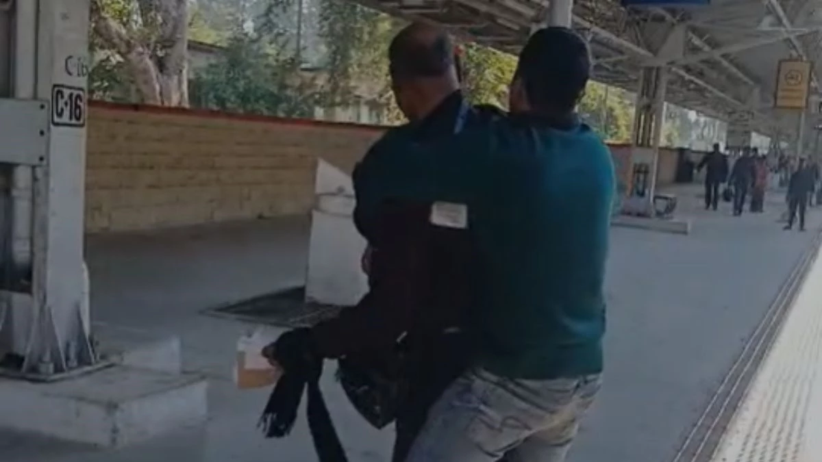 कामायनी एक्सप्रेस में बवाल... जुर्माने की बात पर भड़का कॉन्स्टेबल, डिप्टी CTI को जमकर पीटा, जांच में जुटी GRP