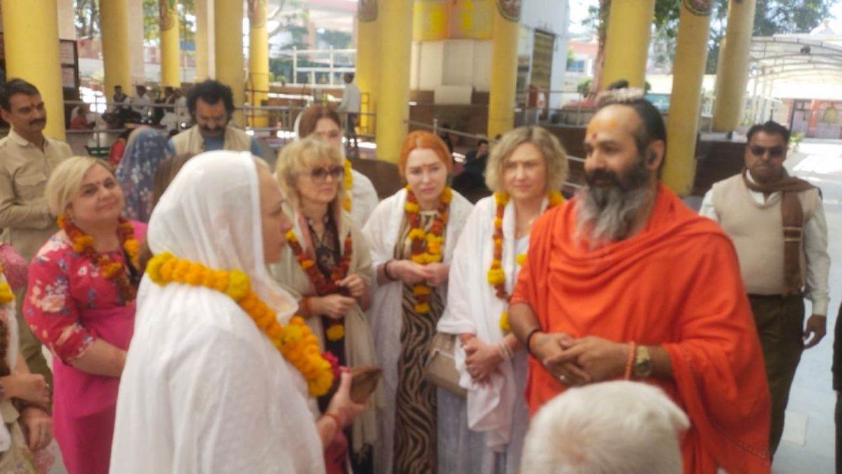 इंटरनेट पर सर्च करके मंदसौर के पशुपतिनाथ मंदिर पहुंची यूक्रेन की 6 महिलाओं ने किया महामृत्‍युंजय मंत्र का पाठ