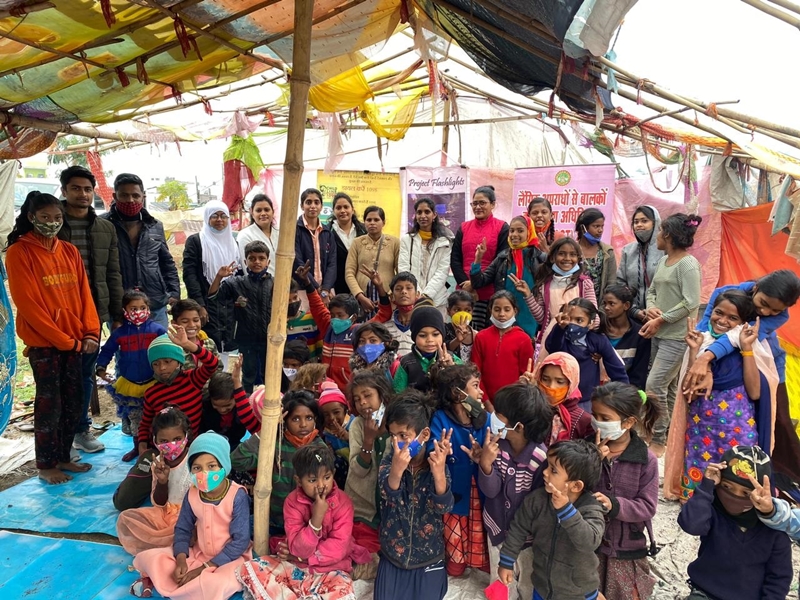 फ्लैशलाइट वेलफेयर सोसायटी के सदस्यों ने जबलपुर में बच्चों को बताया गुट-बैड टच