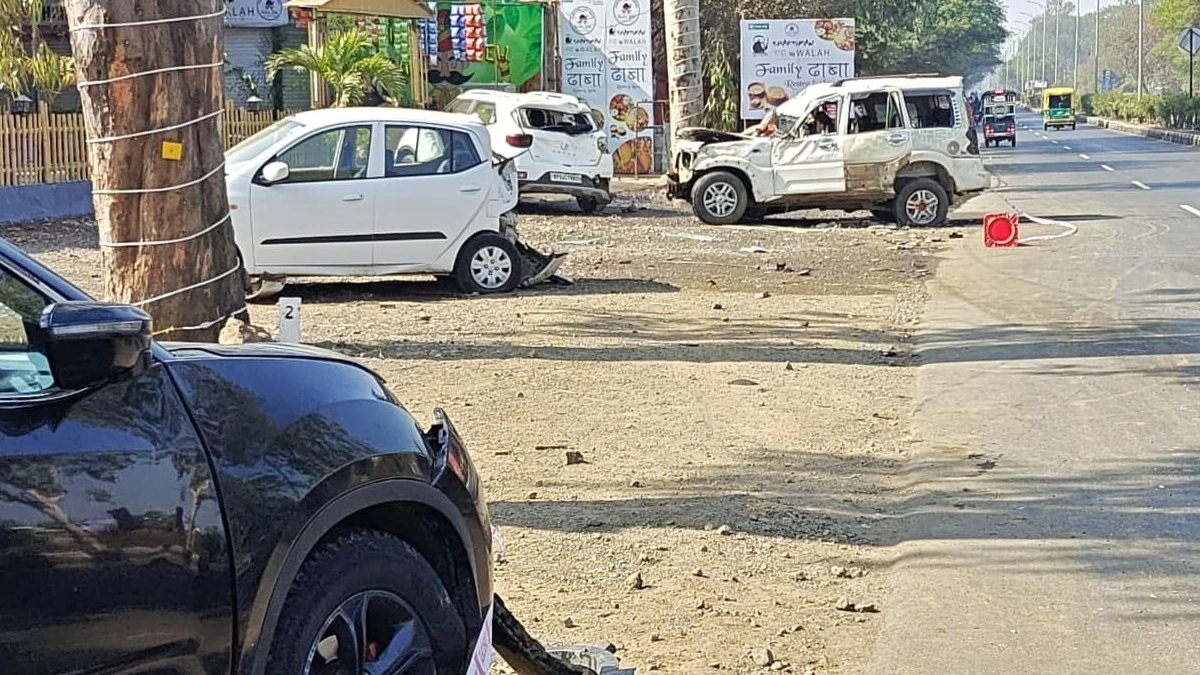 भोपाल में कार की टक्कर से पलटी तेज रफ्तार एसयूवी सड़क किनारे खड़ी कारों में भिड़ी, एक ही परिवार के सात लोग घायल