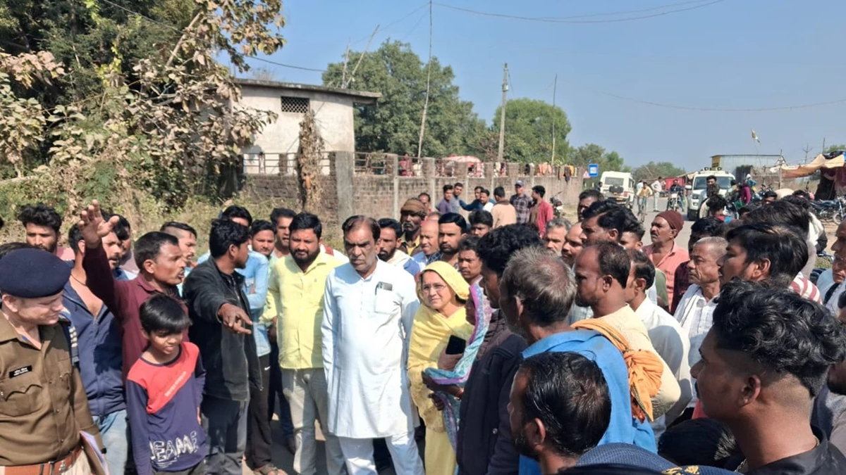 नरसिंहपुर में चीचली के ग्राम बारहा बड़ा में हाइवा की टक्कर से एक की मौत, दूसरा गंभीर रूप से घायल