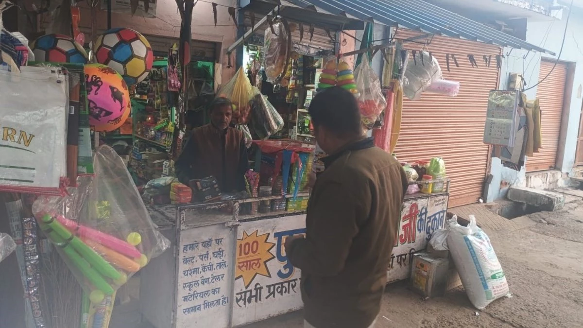 छत्तरपुर में कौन बेच रहा चाइनीज मांझा, जांच करने दुकानदारों के पास पहुंची पुलिस, रोक के बाद भी धड़ल्ले से बिक रहा
