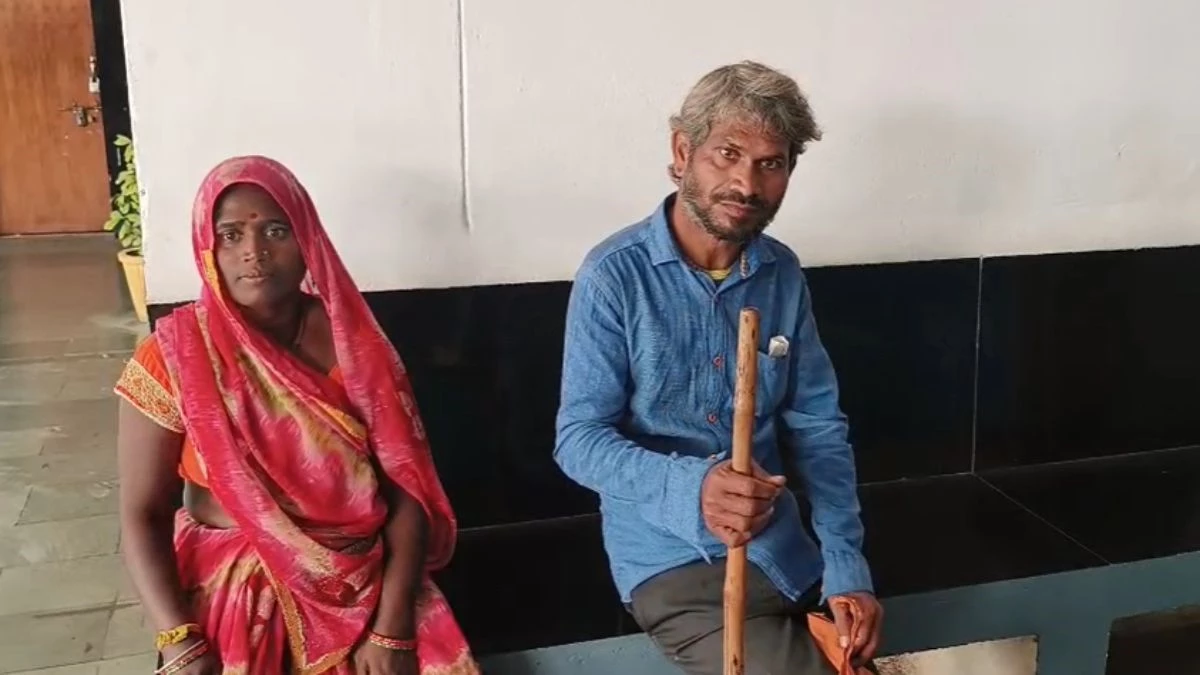 MP में दिव्यांग कपल चार साल से दफ्तरों के लगा रहे चक्कर... नहीं मिली मोटराइज्ड ट्राई साइकिल