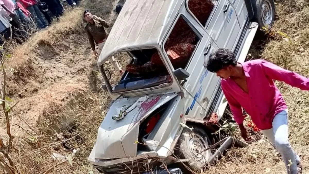 ओडिशा से पखांजूर मेला जा रहे यात्रियों पर टूटा कहर, नाले में गिरी तेज रफ्तार गाड़ी, दो की मौत, 16 घायल