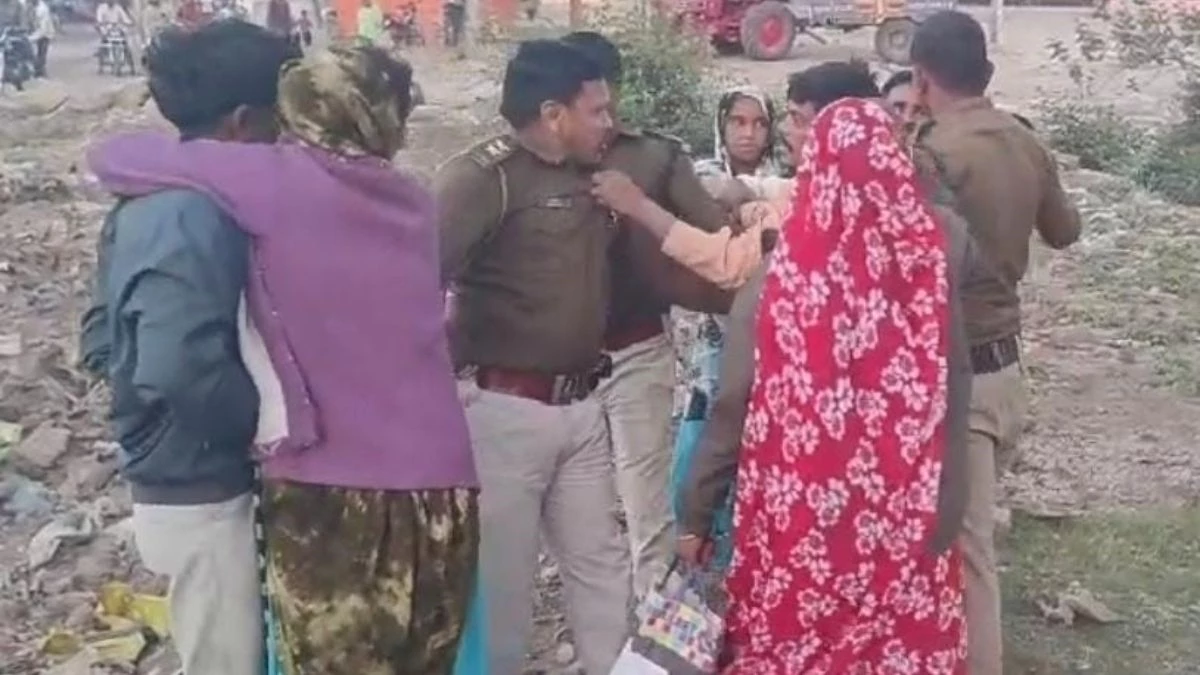 नशे में धुत युवकों ने MP पुलिस से की हाथापाई, वाहन चेकिंग के दौरान सब इंस्पेक्टर का कॉलर पकड़ा; वीडियो वायरल