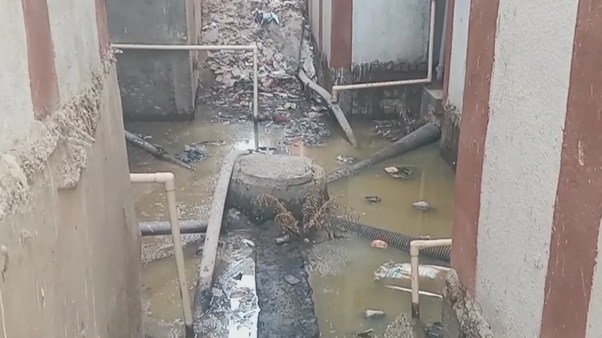 सतना में पीएम आवास कॉलोनी उतैली में सीवर जाम, दूषित पानी में डूबी पेयजल लाइन, इंदौर जैसे हादसे की आशंका
