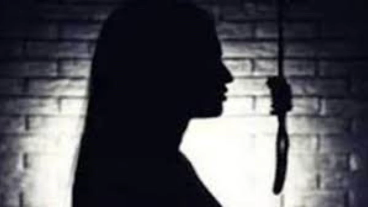 मां की मामूली डांट बनी मौत की वजह, परीक्षा देकर लौटी छात्रा ने पंखे से लटककर की खुदकुशी