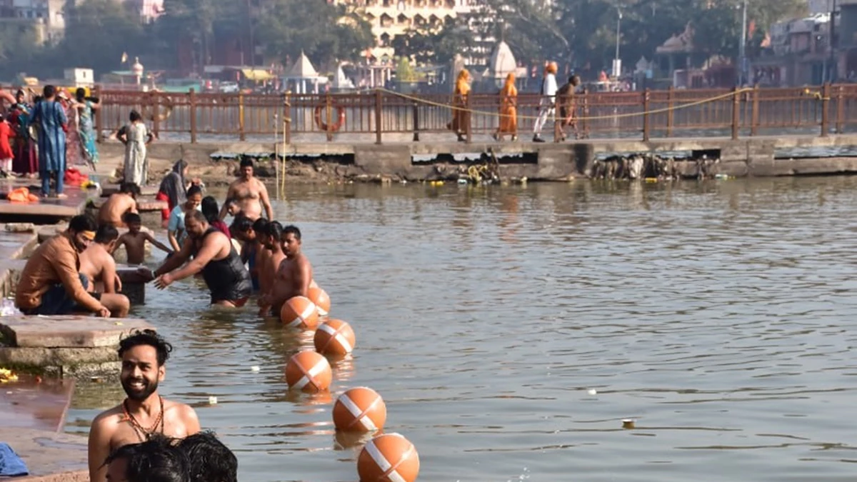 मकर संक्रांति पर दो दिन का पर्वकाल, उज्जैन में शिप्रा स्नान के बाद दान पुण्य कर रहे श्रद्धालु