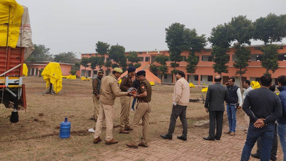 Uttar Pradesh News: बुदेलखंड गौरव महोत्सव में आतिशबाजी के लिए रखे बम में विस्फोट, तीन लोगों की मौत