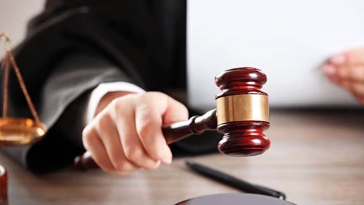 Mumbai: माता-पिता पर ज्यादा समय और पैसा खर्च करना पत्नी को नहीं आया पसंद, घरेलू हिंसा का केस लगाया, कोर्ट ने खारिज की याचिका