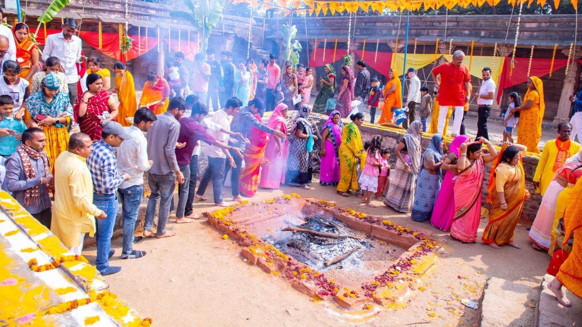 Vasant Panchami 2024: धार के भोजशाला में हुई मां सरस्वती की पूजा, हजारों  भक्तों ने किए दर्शन