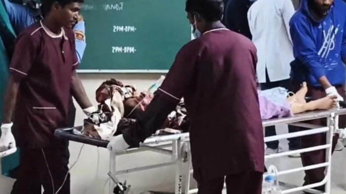 कोरबा में पति ने कमरे में बंद कर पत्नी पर चापड़ से किया ताबड़तोड़ वार, बचाने आई मां और बहन को भी नहीं बख्शा
