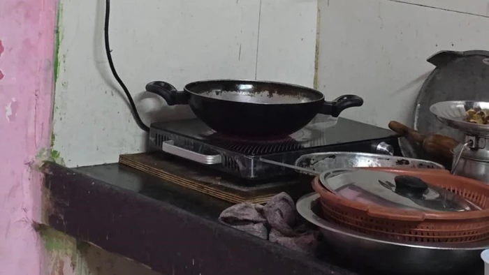 उज्जैन में पब्लिक टॉयलेट में इंडक्शन पर बन रहा था खाना, नगर निगम ने लगाया एक लाख रुपये का फाइन