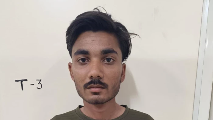 टेलीग्राम चैनल पर 11वीं फेल ने 10-12वीं के 50 फर्जी पेपर बेचे, पढ़ाई छोड़कर फलों का ठेला लगाता था युवक