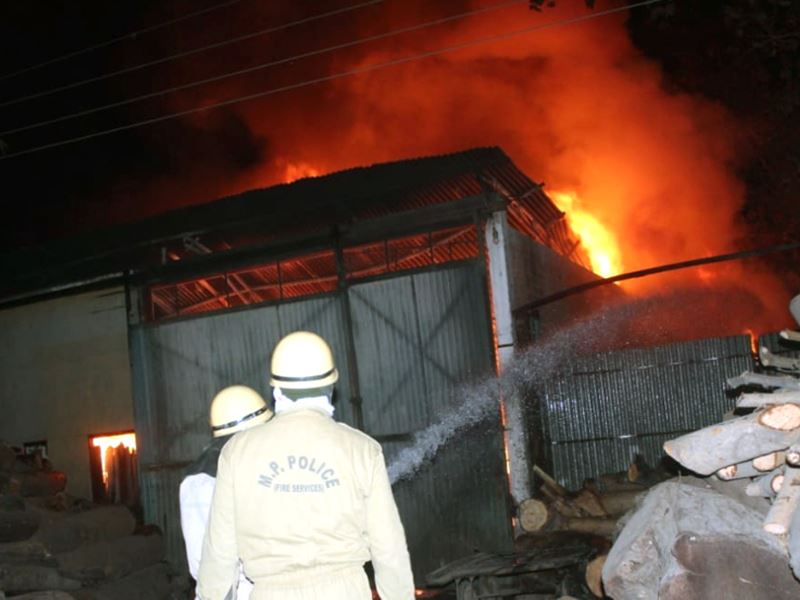 Fire in indore: सोयाबीन छिलके की गोडाउन में आग, देर रात काबू पाया