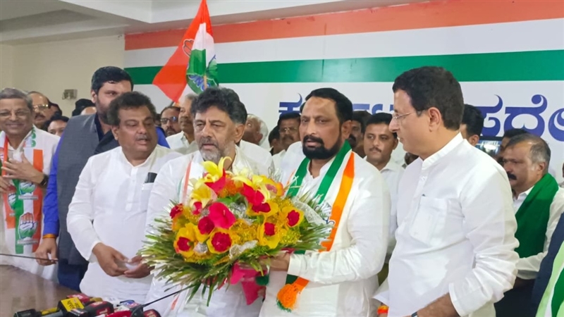 Karnataka Assembly Elections 2023: Former Deputy CM Laxman Savadi joins Congress before elections
