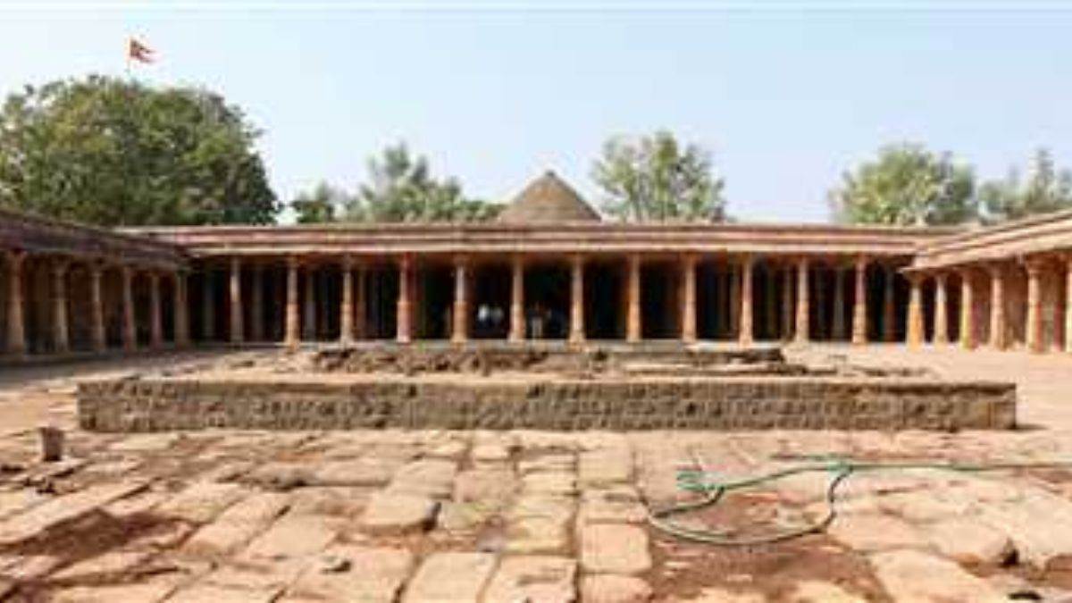 Dhar Bhojshala ASI Survey: भीतरी परिसर की खोदाई में पत्थरों पर दिखने लगी आकृति, हवन कुंड की सफाई हुई शुरू