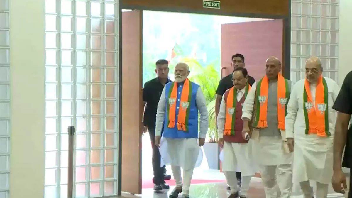 BJP Sankalp Patra: थोड़ी देर में जारी होगा भाजपा का संकल्प पत्र, PM मोदी भी पहुंचे BJP कार्यालय