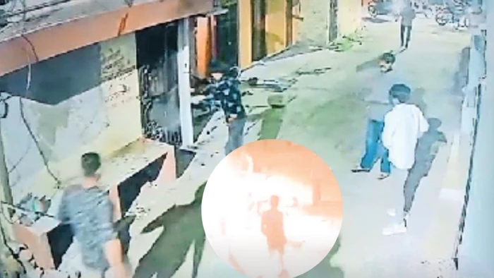 उज्जैन में हिस्ट्रीशीटर के घर बदमाशों ने पेट्रोल डालकर लगाई आग, दो युवकों के कपड़ों में भी लगी आग