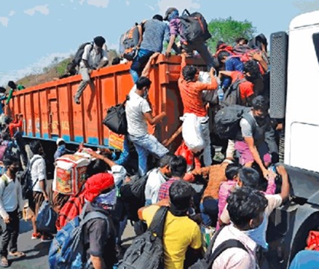 ट्रकों और ट्रालों पर बैठकर सफर
