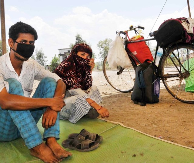 पत्नी संग साइकिल से चल दिए