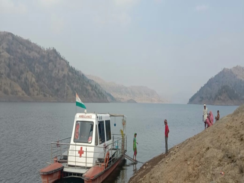 धार में देश का पहला चलता-फिरता अस्पताल नर्मदा में आज भी लगा रहा दाैड़