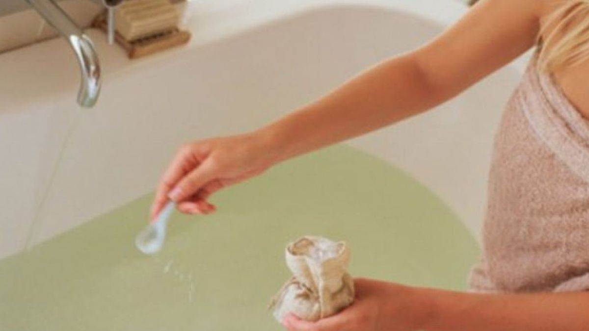 Health Tips गर्मियों में पसीने की बदबू से हैं परेशान? नहाते वक्त करें ये आसान उपाय Health