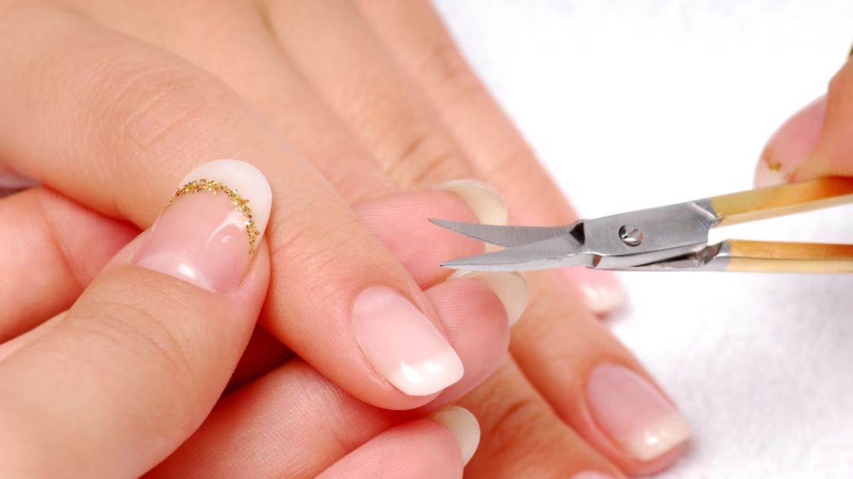 Astrology Tips रविवार के दिन नाखून काटना पड़ सकता है भारी, जानें किस