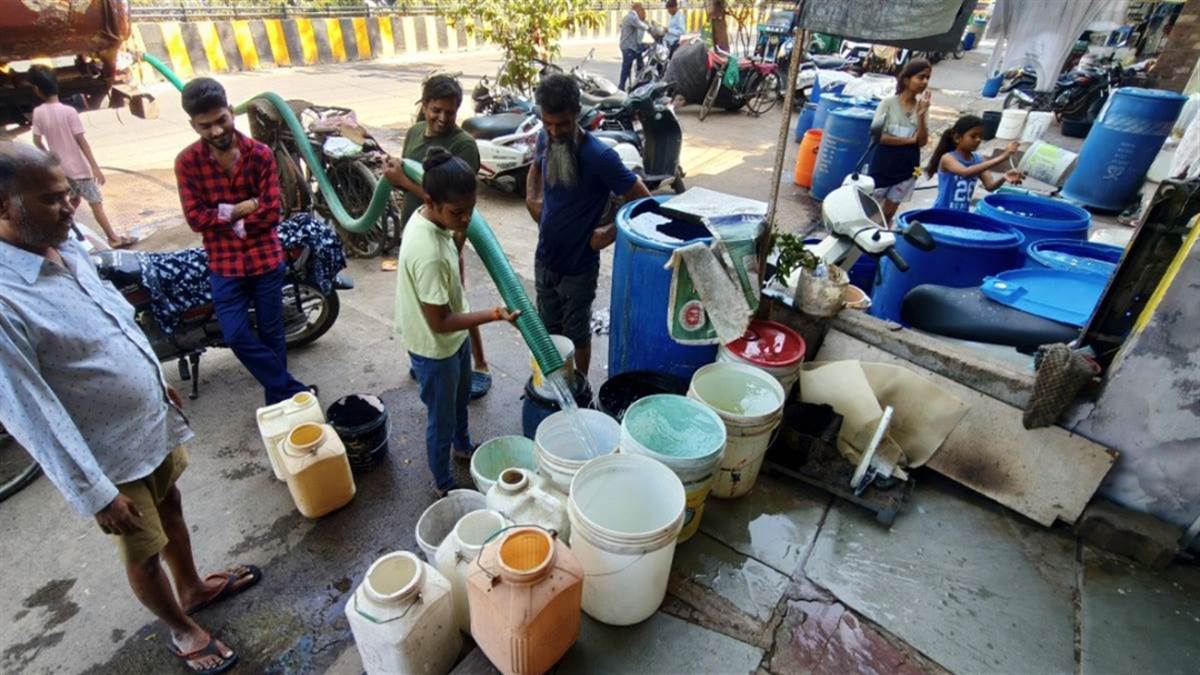 इंदौर में जल संकट का हाहाकार... निजी टैंकरों ने ढाई गुना बढ़ाए दाम, पानी की मांग को लेकर कांग्रेस का 'मटका फोड़' आंदोलन