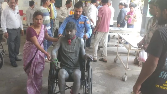 देवास पटाखा फैक्ट्री धमाका: जिला अस्पताल में मची चीख-पुकार, 90 प्रतिशत तक झुलसे श्रमिक, 12 घंटे की ड्यूटी और 15 हजार वेतन