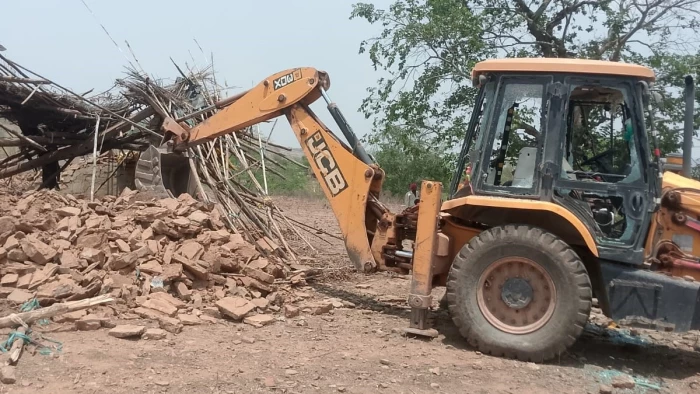 चीता प्रोजेक्ट: बांध स्थल ढोड़न गांव में अतिक्रमण हटाने के दौरान ग्रामीणों न प्रशासन की गाड़ियां तोड़ी