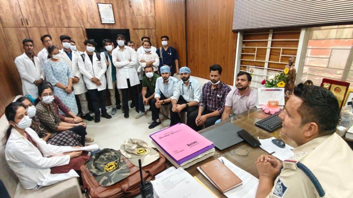 विदिशा में 12 बॉटल खून चढ़ाने के बाद भी नहीं बची मासूम, अस्पताल से लेकर थाने तक हाई-वोल्टेज ड्रामा, डॉक्टर बोले- हमें थप्पड़ मारा गया
