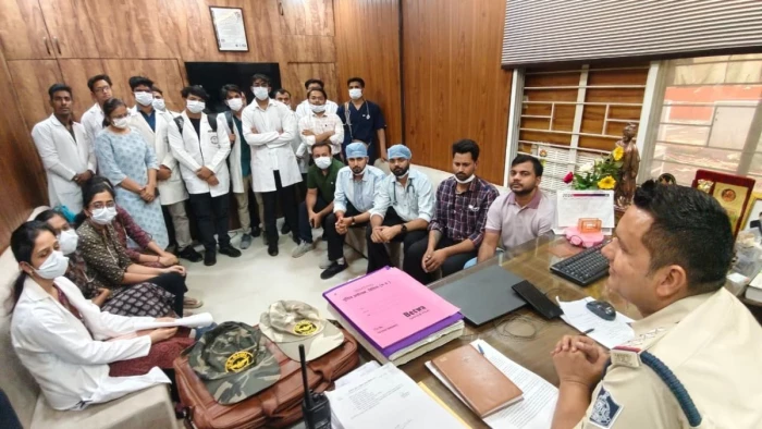 विदिशा में 12 बॉटल खून चढ़ाने के बाद भी नहीं बची मासूम, अस्पताल से लेकर थाने तक हाई-वोल्टेज ड्रामा, डॉक्टर बोले- हमें थप्पड़ मारा गया