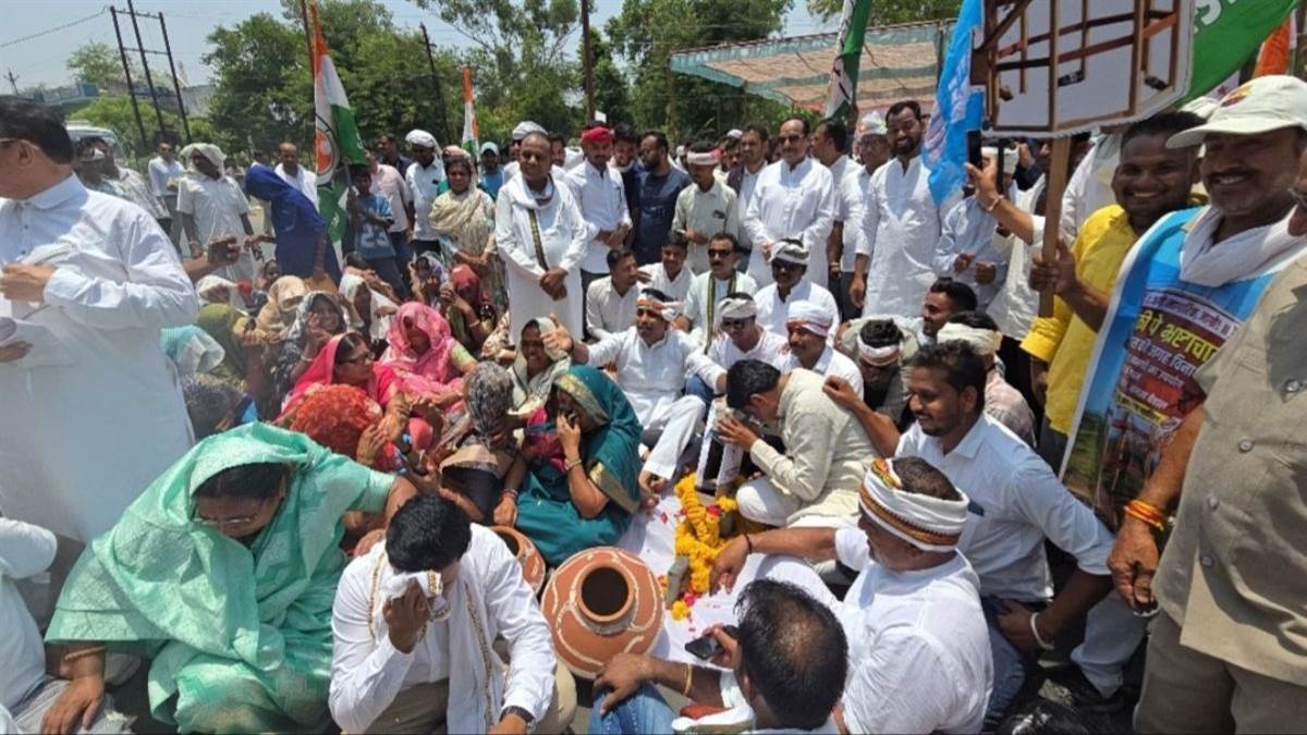 झाबुआ में हैंडपंप की अर्थी निकाली; मटके फोड़े, पीएचई कार्यालय परिसर में जल संकट को लेकर जताया विरोध
